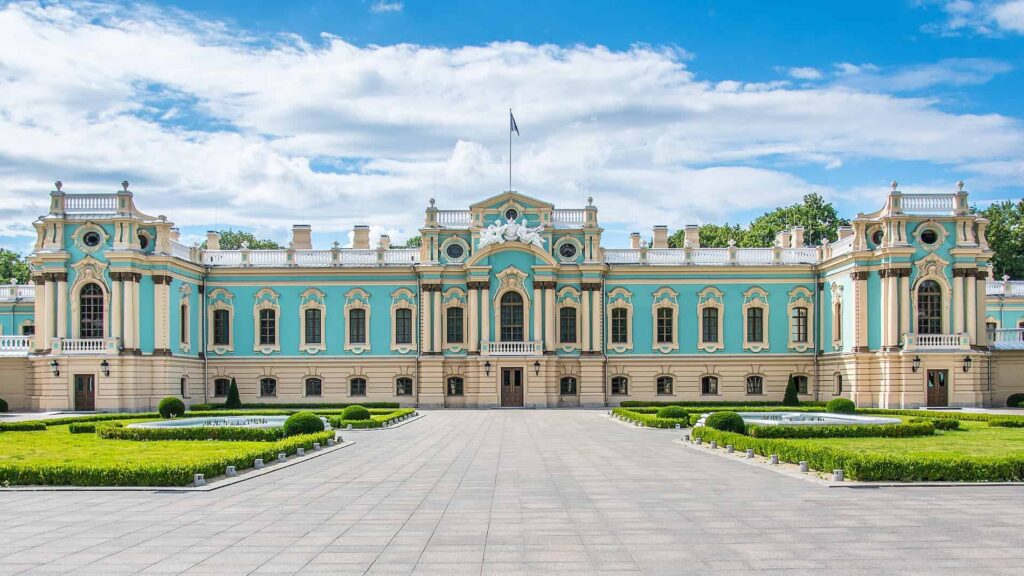 Маріїнський_палац_в_Києві Симетричний вигляд спереду на величний головний фасад Маріїнського палацу в Києві.